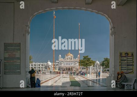 12 21 2010 Vista frontale della porta d'ingresso principale, Takhat Sachkhand Shri Hazur Abchalnagar Sahib, principale Gurudwara di Naged Maharashtra India. Foto Stock