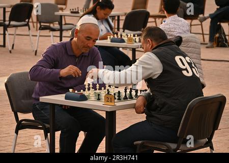 Giocatori di scacchi durante un torneo all'interno della piazza Registan in Samarcanda, Uzbekistan Foto Stock