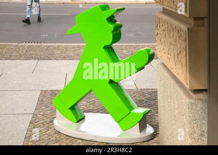 La figura del verde Ost-Ampelmaennchen Galoppo di fronte a un negozio di souvenir, Berlino, Germania Foto Stock