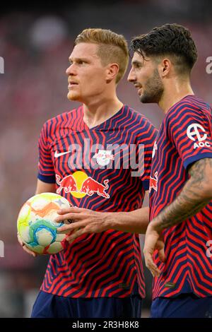 Marcel Halstenberg (23) RasenBallsport Leipzig RBL con palla e Dominik Szoboszlai (17) RasenBallsport Leipzig RBL discutono davanti al calcio di punizione Foto Stock