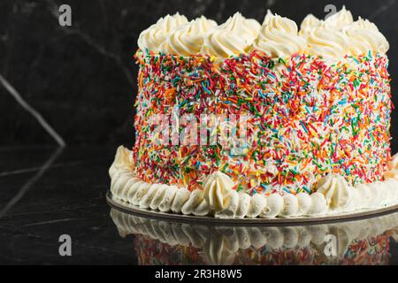 Deliziosa torta al burro a tema di compleanno con gelato alla