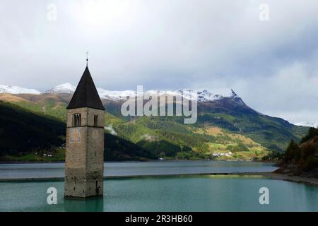 Campanile dell'ex chiesa parrocchiale di Santa Katharina in Reschensee Alto Adige Foto Stock