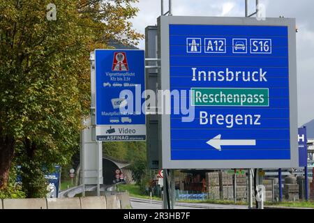 Cartello autostradale Bregenz Innsbruck Foto Stock