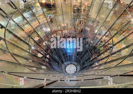 Imbuto in vetro, un particolare del design degli interni del grande magazzino Galeries Lafayette di Berlino Foto Stock