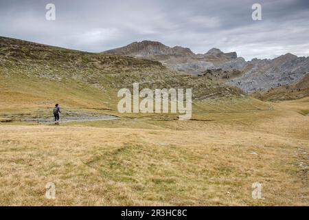 Escursionista, Linza, Parque natural de los Valles Occidentales, Huesca, Cordillera de los pirineos, Spagna, Europa. Foto Stock