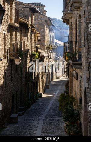 Calle tipica, Aínsa, Huesca, Aragón, cordillera de los Pirineos, Spagna. Foto Stock