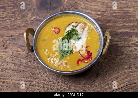 Zuppa di mulligatawny indiana in una ciotola di ottone Foto Stock