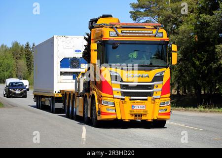 Il camion della gru Scania R650 giallo-rosso Pihala tira il rimorchio lungo l'autostrada 2 in una giornata di sole primaverile a Forssa, Finlandia. 19 maggio 2023. Foto Stock