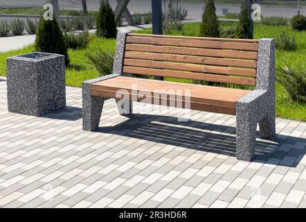 Panca in legno nel parco della città Foto Stock