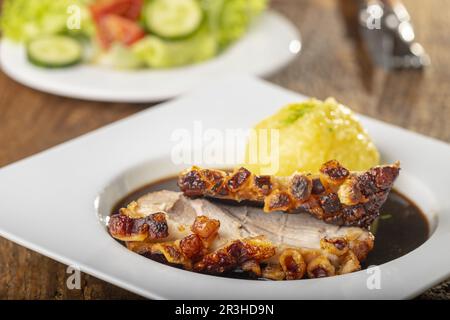 Bavarian arrosto di maiale con canederli Foto Stock