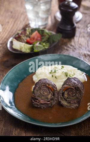 Involtini di carne con purè di patate Foto Stock