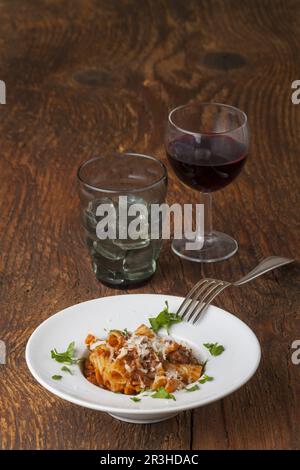 Rigatoni Pasta con salsa alla bolognese e formaggio Foto Stock