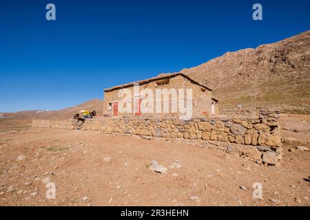 Rifugio Tarkeddit, trekking Ighil M'Goun, catena montuosa dell'Atlante, marocco, africa. Foto Stock