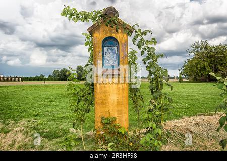 Aedicula votiva dedicata alla Beata Vergine Maria Foto Stock