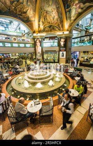 galerias Pacifico, obra del geniero Emilio Agrello y el arquitecto parmigiano Roland le Vacher, affresces en la Cúpula de la Galerías. El pannello centrale en la imagen sue pintada por Antonio Berni, Buenos Aires, repubblica Argentina, cono sur, Sud America. Foto Stock