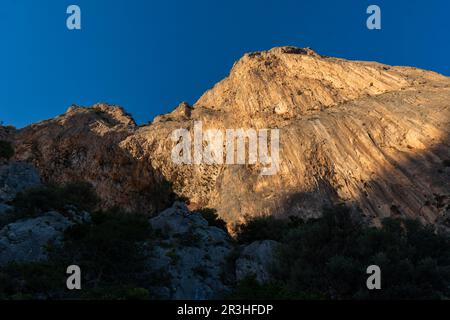 Pinnacolo di roccia chiamato 'Pedra Longa' nel golfo di Orosei vicino a Santa Maria Navarrese, piccolo villaggio marino in Ogliastra (Sardegna, Italia) Foto Stock