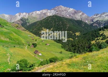 Granjas de biadós y pico Posets, 3371 mts, Valle de Añes Cruces, Parque natural Posets-Maladeta, Huesca, cordillera de los Pirineos, Spagna. Foto Stock