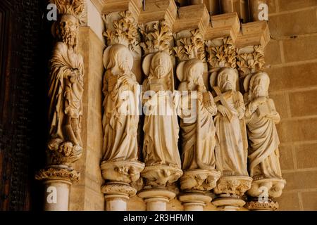 Columnas rematadas con esculturas en marmol, que representan a los apóstoles ,ejecutadas alrededor de 1330, siendo atribuidas a los maestros Pero y Telo de Garcia, catedral, -Basílica Sé Catedral de Nossa Senhora da Assunçao-,siglo XIII,,Evora Alentejo,Portogallo, Europa. Foto Stock