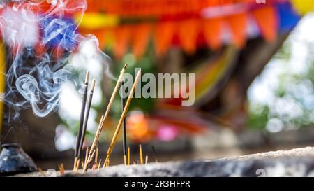 candele profumate. fotografie di aromaterapia. Primo piano di bastoncini di incenso, che riempiono la stanza di odore e profumo. Foto Stock