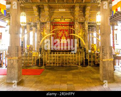 Kandy, il Tempio della Reliquia del Sacro dente dello Sri Lanka, conosciuto anche come Sri Dalada Maligawa. Foto Stock