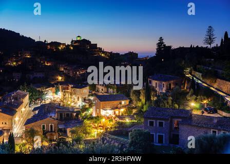 Restaurantes y la iglesia parroquial de San Juan Bautista , situada en la parte alta de la Villa de Deià. Sierra de Tramuntana. Mallorca. Islas Baleares. España. Foto Stock