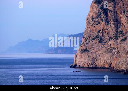 Cap Fabioler desde el cap de Tramuntana.Parque Natural de SA Dragonera.Andratx.Ponent.Mallorca.Baleares.España. Foto Stock