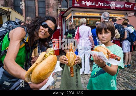 Hot Dog, salchicha de franckfurt, mercado al aire libre, Münsterplattz, Friburgo de Brisgovia, Germania, Europa. Foto Stock