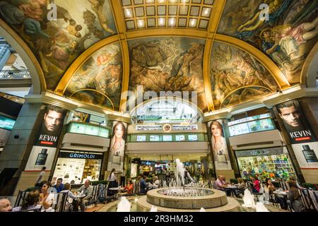 galerias Pacifico, obra del geniero Emilio Agrello y el arquitecto parmigiano Roland le Vacher, affresces en la Cúpula de la Galerías. El pannello centrale en la imagen sue pintada por Antonio Berni, Buenos Aires, repubblica Argentina, cono sur, Sud America. Foto Stock