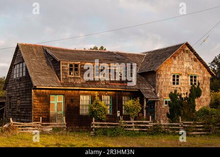 Vivienda chilota tradicional, fabricada con tejas de madera, Quinchao, archipiélago de Chiloé ,provincia de Chiloé ,Región de Los Lagos,Patagonia, República de Chile,América Del Sur. Foto Stock