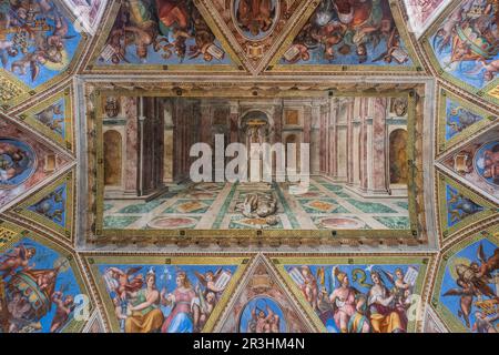 Sala di Costantino (1517-1525), volta, decorata da Tommaso Laureti, che si conclude alla fine del 1585, allegoria del Trionfo della religione cristiana, Musei Vaticani, Stato della Città del Vaticano, Roma, Lazio, Italia. Foto Stock