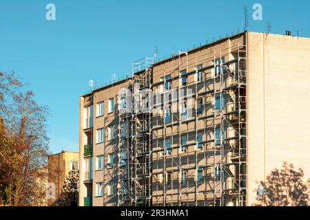 Impalcatura intorno alla casa, installazione di isolamento termico sulla facciata dell'edificio Foto Stock