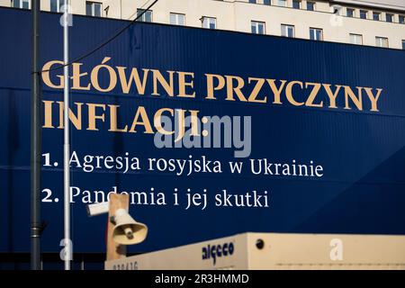 Varsavia, Polonia. 23rd maggio, 2023. Un testo sulla costruzione della Banca Nazionale di Polonia (Narodowy Bank Polski, NBP) è visto il 23 maggio 2023 a Varsavia, Polonia. Il testo, controverso per le sue implicazioni politiche, recita: "Motivi principali dell'inflazione: 1. Aggressione russa in Ucraina 2. Pandemia e sue conseguenze". La Polonia ha affrontato una parte dell'inflazione più alta nell'area dell'UE dall'inizio della guerra in Ucraina. (Foto di Jaap Arriens/Sipa USA) Credit: Sipa USA/Alamy Live News Foto Stock