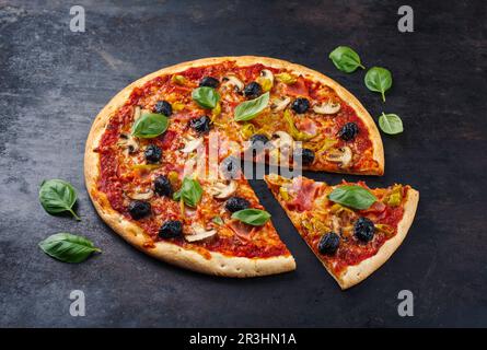 Pizza tradizionale italiana prosciutto e funghi con prosciutto Foto Stock