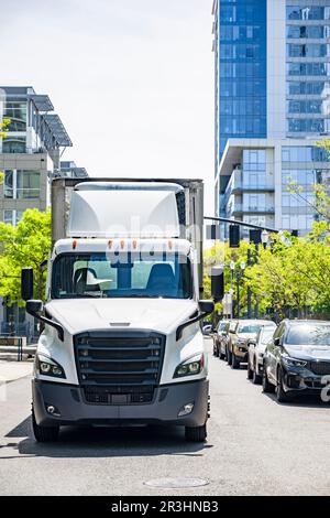 Potente semirimorchio PRO Big RIG Day Cab di livello industriale con spoiler per tetto e semirimorchio frigorifero in piedi sulla strada dell'ur Foto Stock