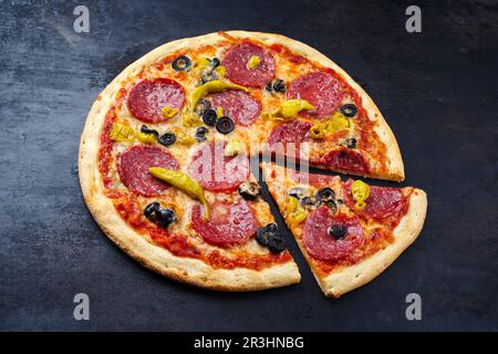 Tradizionale pizza italiana al salame con salame Foto Stock