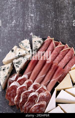 scatta foto a molte salsicce e formaggi con vista ad angolo alto Foto Stock