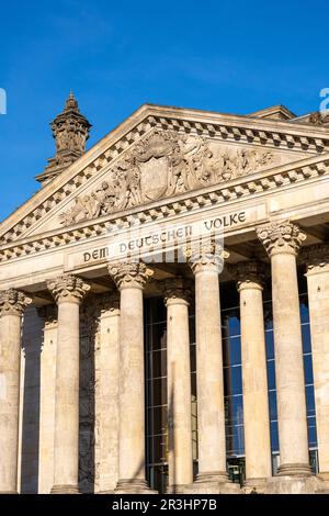 Particolare del portale d'ingresso del Reichstag di Berlino, l'edificio del parlamento tedesco Foto Stock