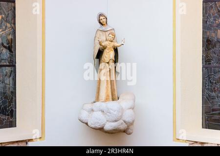 Statua della Beata Vergine Maria con Gesù Bambino a Medjugorje Foto Stock