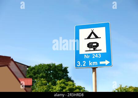 Diverse indicazioni stradali sulla strada cittadina. Regole del traffico Foto Stock