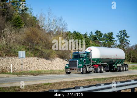 Day Cab industriale semirimorchio verde grande carro di perforazione per il trasporto di prodotti chimici infiammabili in un semirimorchio a serbatoio resistente specializzato che guida sulle due linee alte Foto Stock