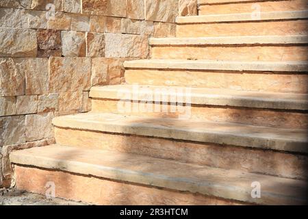 Vista sulle splendide scale in pietra vicino alle pareti in mattoni all'aperto Foto Stock