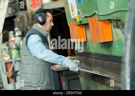 lavoratore di lamiera di metallo industriale al lavoro Foto Stock