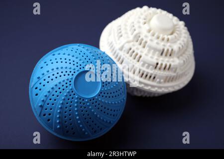 Palline per lavatrice su tavolo di legno bianco. Detergente sostitutivo per  bucato Foto stock - Alamy