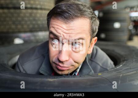 l'uomo non sa come sostituire le ruote di scorta Foto Stock