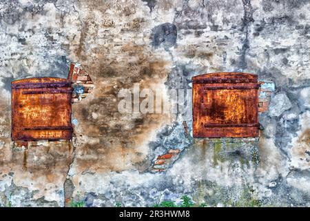 Finestre arrugginite nella vecchia casa colonica italiana Foto Stock