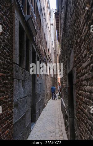 Enge Gasse in der Altstadt von Lüttich *** vicolo stretto nel centro storico di Liegi Foto Stock