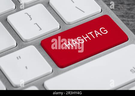 Pulsante rosso con HASHTAG parola sulla tastiera del computer, primo piano Foto Stock