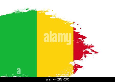 Bandiera del Mali su un pennello a tratti colorato dipinto su sfondo bianco isolato con spazio copia Foto Stock