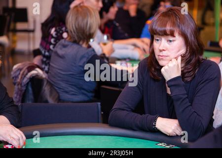 Un torneo di poker live per sole donne a Mariehamn, Åland, Finlandia. Giugno 2012. Foto Stock