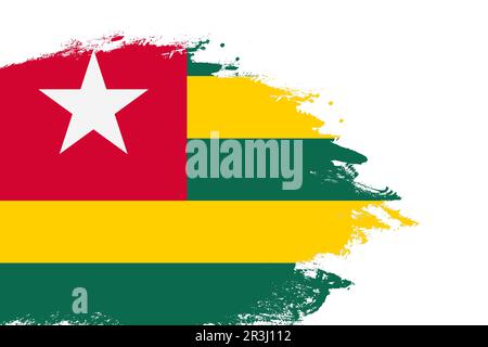 Bandiera del Togo su un pennello a tratti colorato dipinto su sfondo bianco isolato con spazio di copia Foto Stock